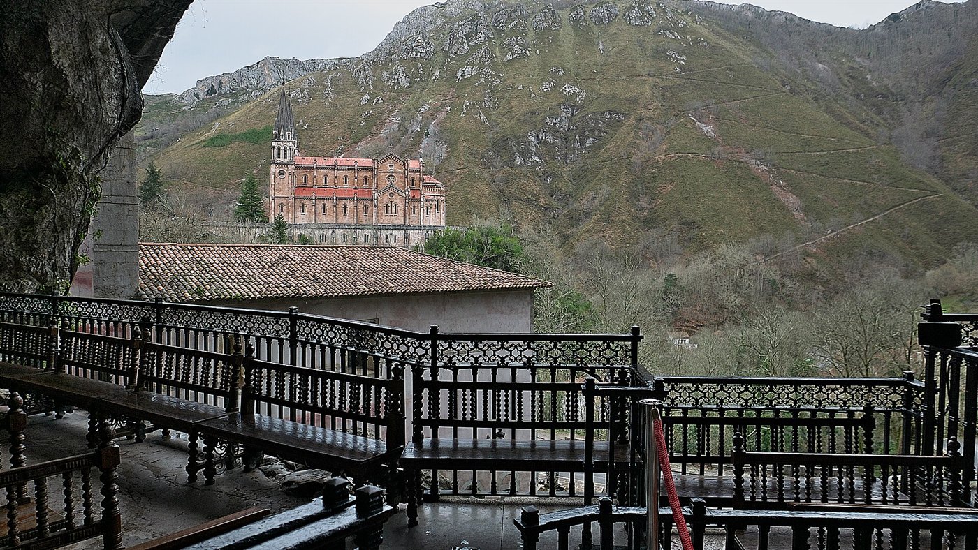 La Santa Cueva de Covadonga en los Picos de Europa