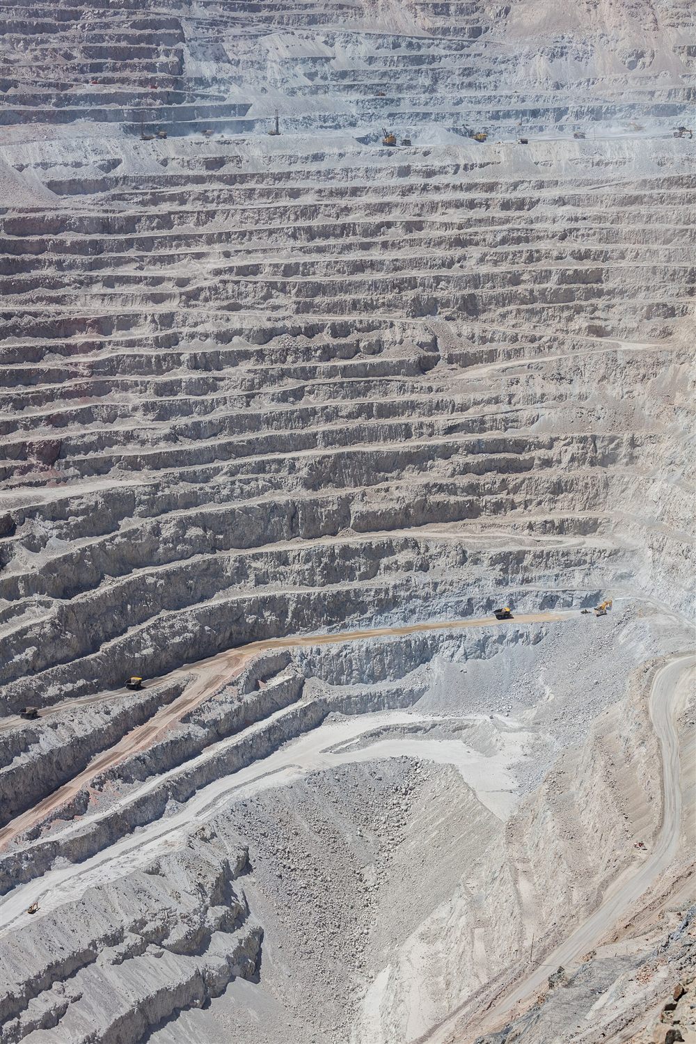 Una gran mina de cobre a cielo abierto en el desierto chileno